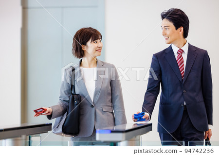 通過安檢門的商務人士，攝影合作“LINK FOREST” 94742236