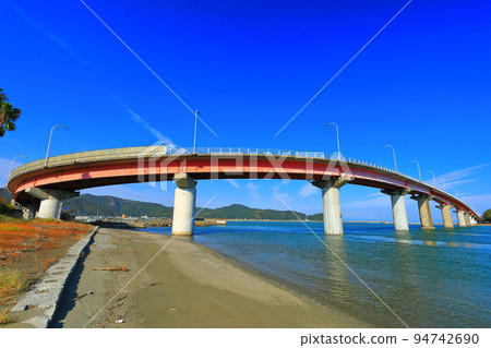 [Kochi Prefecture] Usa Ohashi Bridge in fine weather (Yokonami Kuroshio Line) 94742690
