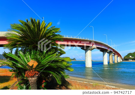 [Kochi Prefecture] Usa Ohashi Bridge in fine weather (Yokonami Kuroshio Line) 94742717