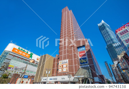 西武新宿站、東急歌舞伎町塔、酒吧等的日本東京城市景觀 94743138