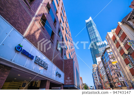 西武新宿站、東急歌舞伎町塔、酒吧等的日本東京城市景觀 94743147
