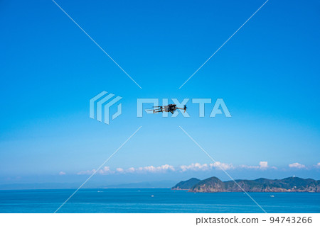 無人機和藍天 94743266