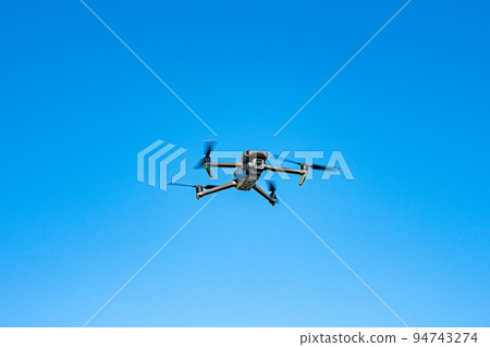 無人機和藍天 無人機和藍天 94743274