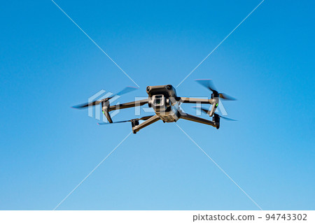 無人機和藍天 無人機和藍天 94743302