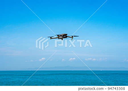 無人機和藍天 無人機和藍天 94743308