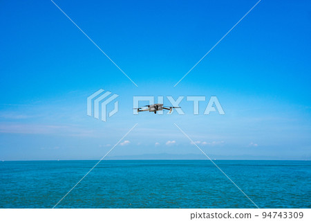 無人機和藍天 94743309