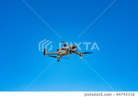 無人機和藍天 無人機和藍天 94743338