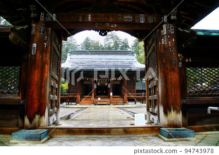In the fall foliage season, get wet in the autumn rain... Uesugi Shrine, Yonezawa 94743978
