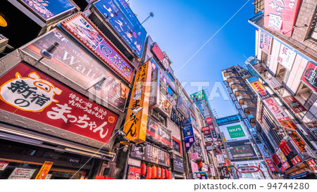 日本東京城市景觀，世界之最連續9週...沒有行動限制，酒吧不是感染區... = 9月26日，歌舞伎町 94744280