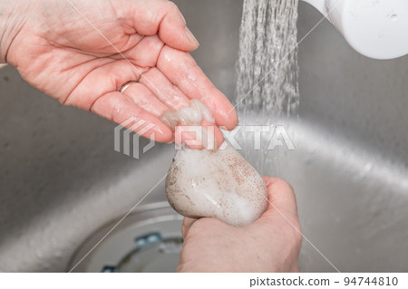 【中年家庭主婦準備魷魚,清洗身體內部】 【中年家庭主婦準備魷魚,清洗身體內部】 94744810