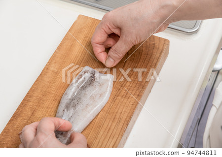 【中年家庭主婦準備魷魚,取出魚骨】 【中年家庭主婦準備魷魚,取出魚骨】 94744811