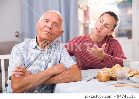Adult daughter apologizes to father after quarrel Adult daughter apologizes to father after quarrel 94745135