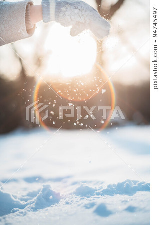 背光下拿著雪的女人 94745497
