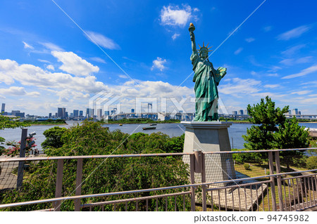 東京港區台場城市景觀:台場海濱公園的自由女神像和彩虹橋 東京港區台場城市景觀:台場海濱公園的自由女神像和彩虹橋 94745982