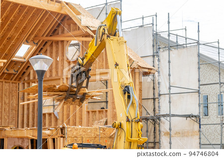 木屋拆除工作 反鏟抓斗叉 液壓挖掘機 94746804