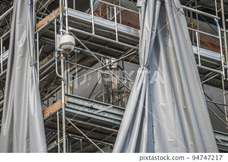 Scaffolding and security cameras 94747217