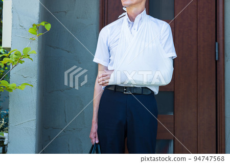 一個穿著西裝的男人手臂骨骨折 94747568
