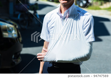 一個穿著西裝的男人手臂骨骨折 94747569