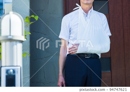 一個穿著西裝的男人手臂骨骨折 94747621