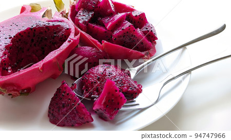 cut dragon fruit (red) 94747966
