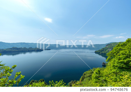 [Lake Towada, Aomori Prefecture] A large panoramic view of Lake Towada from the view 94748676