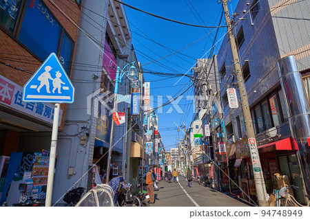 Nakahara Ward, Kawasaki City, Kanagawa Prefecture (Shin-Maruko Station west exit side) Shin-Maruko-cho 737 to 739 shopping street toward the north Nakahara Ward, Kawasaki City, Kanagawa Prefecture (Shin-Maruko Station west exit side) Shin-Maruko-cho 737 to 739 shopping street toward the north 94748949