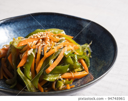 Green pepper and carrot kinpira 94748961