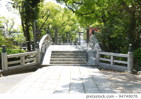 Stone bridge on the approach to the shrine 94749076