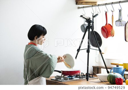 Young woman live cooking Young woman live cooking 94749529