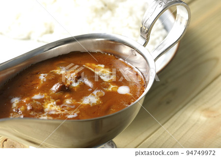 Rice on a flat plate and hayashi sauce in a curry pot 94749972
