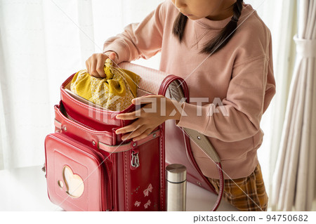 把午餐放在書包裡的小學生 94750682