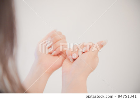 指甲護理的女人 指甲護理的女人 94751341