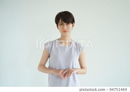 白色背景上的年輕女子肖像（真實感虛擬人體材料） 94751469