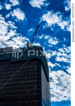 Tokyo redevelopment Autumn sky and skyscrapers being demolished Hamamatsucho 2022.09 b-2 High saturation contrast 94751854