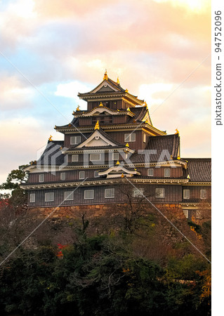 Okayama Castle dyed in the setting sun|Vertical position Okayama Castle dyed in the setting sun|Vertical position 94752096