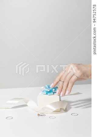beauty hands motion series_holding gift box 94752578