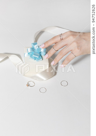 beauty hands motion series_holding gift box beauty hands motion series_holding gift box 94752626