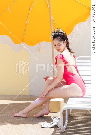 summer vacation concept_korean beautiful asian young woman applying, wearing sunblock 94753341
