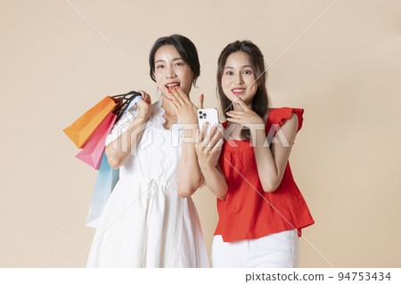 summer vacation trip with friends concept series_korean beautiful asian young women surprised with smartphone summer vacation trip with friends concept series_korean beautiful asian young women surprised with smartphone 94753434