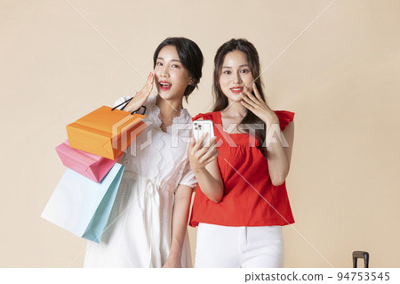summer vacation trip with friends concept series_korean beautiful asian young women surprised with smartphone summer vacation trip with friends concept series_korean beautiful asian young women surprised with smartphone 94753545
