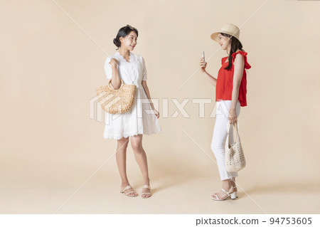 summer vacation trip with friends concept series_korean beautiful asian young women taking a photo 94753605