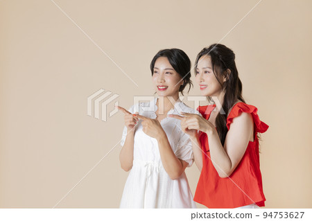 summer vacation trip with friends concept series_korean beautiful asian young women pointing something 94753627