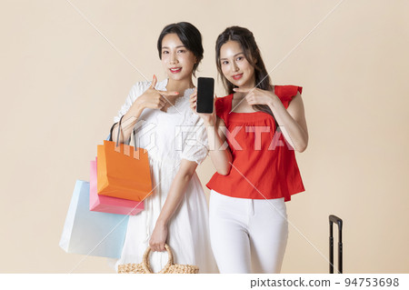 summer vacation trip with friends concept series_korean beautiful asian young women showing smartphone summer vacation trip with friends concept series_korean beautiful asian young women showing smartphone 94753698