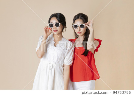 summer vacation trip with friends concept series_korean beautiful asian young women wearing sunglasses summer vacation trip with friends concept series_korean beautiful asian young women wearing sunglasses 94753796