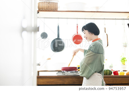 年輕女子做飯,微笑 年輕女子做飯,微笑 94753957