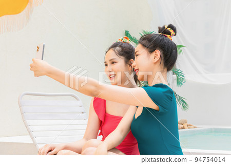 summer vacation trip with friends concept series_korean beautiful asian young women taking a selfie 94754014