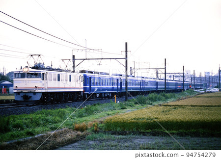 2000 EF6019 running on the Takasaki Line pulls the 12 series train 94754279