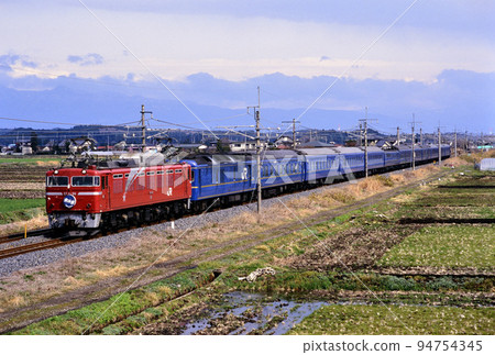 運行在東北本線的 2000 EF8196 藍色列車北斗星 94754345