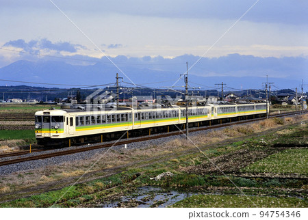 2000 年 6 輛 165 系列快速球道車在東北本線上運行 94754346