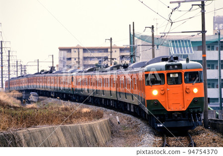 2000 11 series 113 trains running on the siding line 2000 11 series 113 trains running on the siding line 94754370
